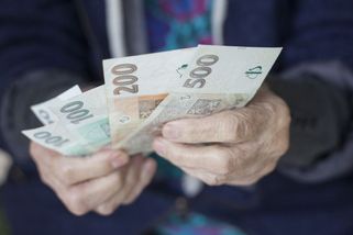 Kdo chodí pro důchod na poštu, od září si připlatí - Seznam Zprávy